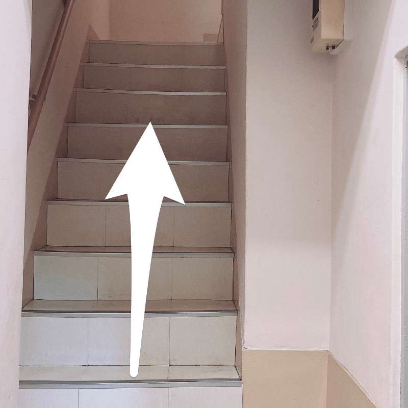 ドアの中の階段を上がってください。